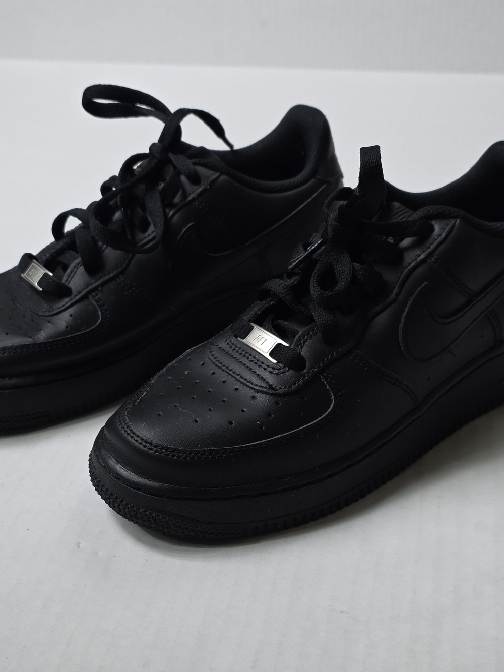 Youth Black Low-Top Leather Sneakers